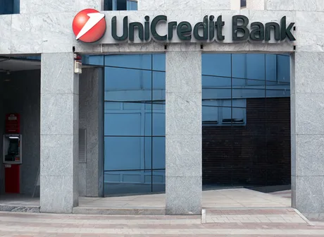 Sediul UniCredit Bank, evidențiind riscurile de confidențialitate a datelor.