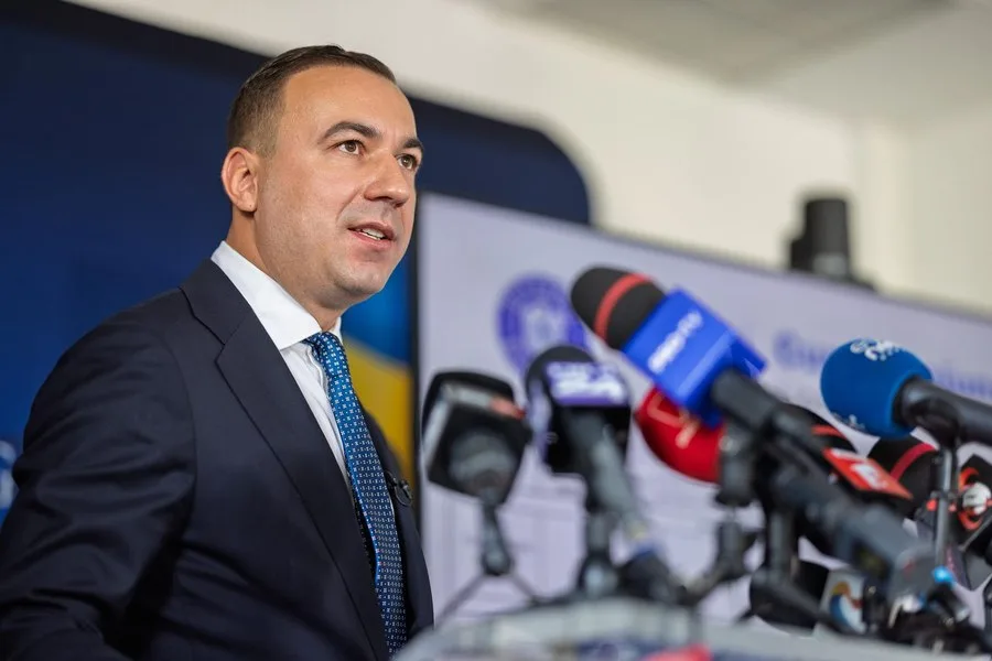 Deputatul discută despre scumpirea carburanților și măsurile necesare.