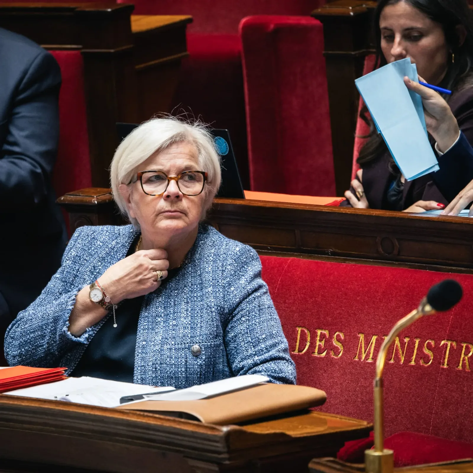 O femeie în timpul unei ședințe oficiale, concentrată pe discuții importante.