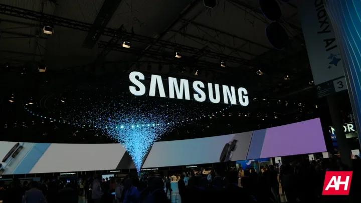 Logo Samsung iluminat pe un fundal modern, la un eveniment tehnologic.
