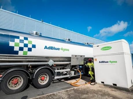 Camion care distribuie soluția AdBlue pentru flotele diesel în România.
