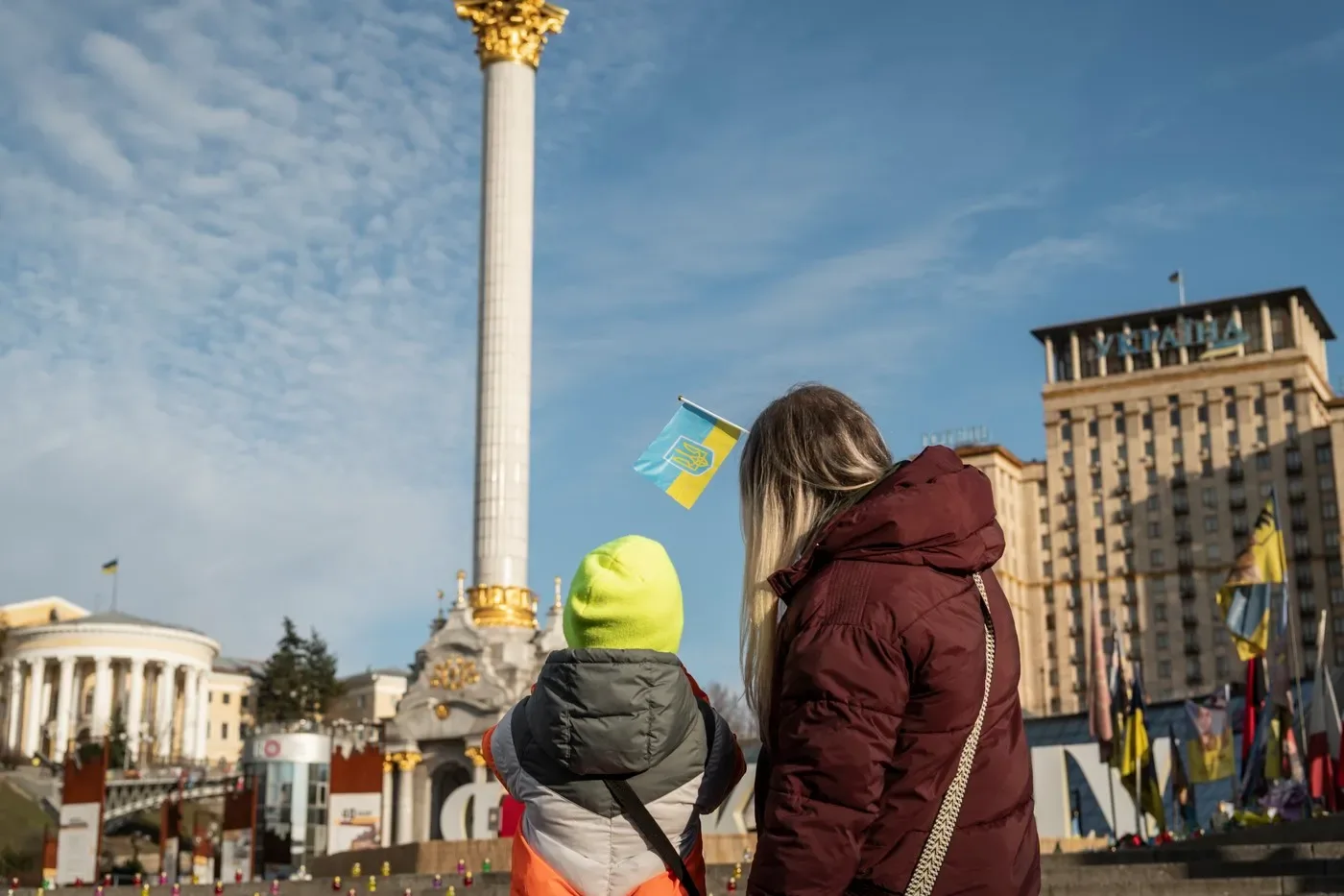 O mamă și un copil admirând peisajul urban din Ucraina.
