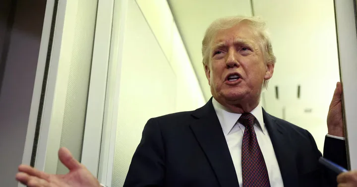 Donald Trump discutând despre acorduri internaționale și strategii energetice.