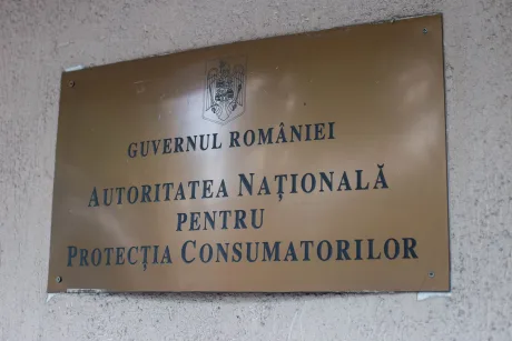 Placă informativă a ANPC, evidențiind rolul său în protecția consumatorilor.