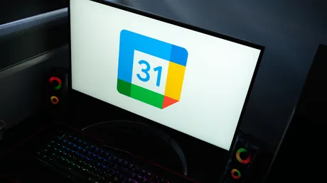Ecran cu logo Google Calendar și data 31, pe fundal întunecat.