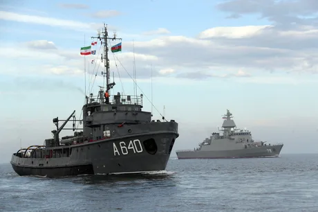 Nave militare în Marea Caspică, implicate în livrări controversate.