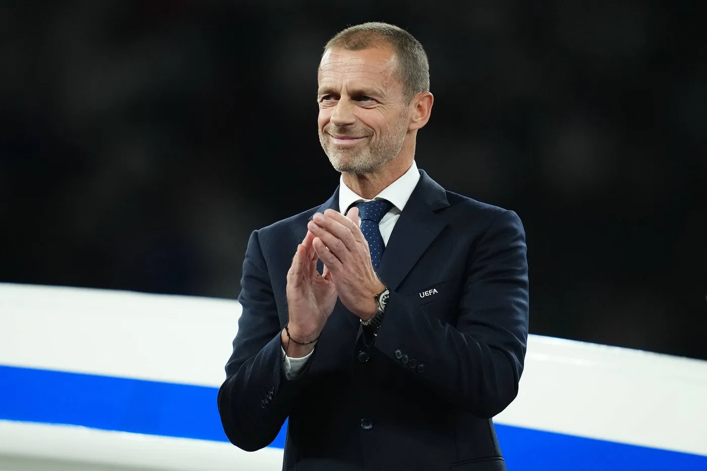 Președintele UEFA, Aleksander Čeferin, aplaudând la un eveniment sportiv.
