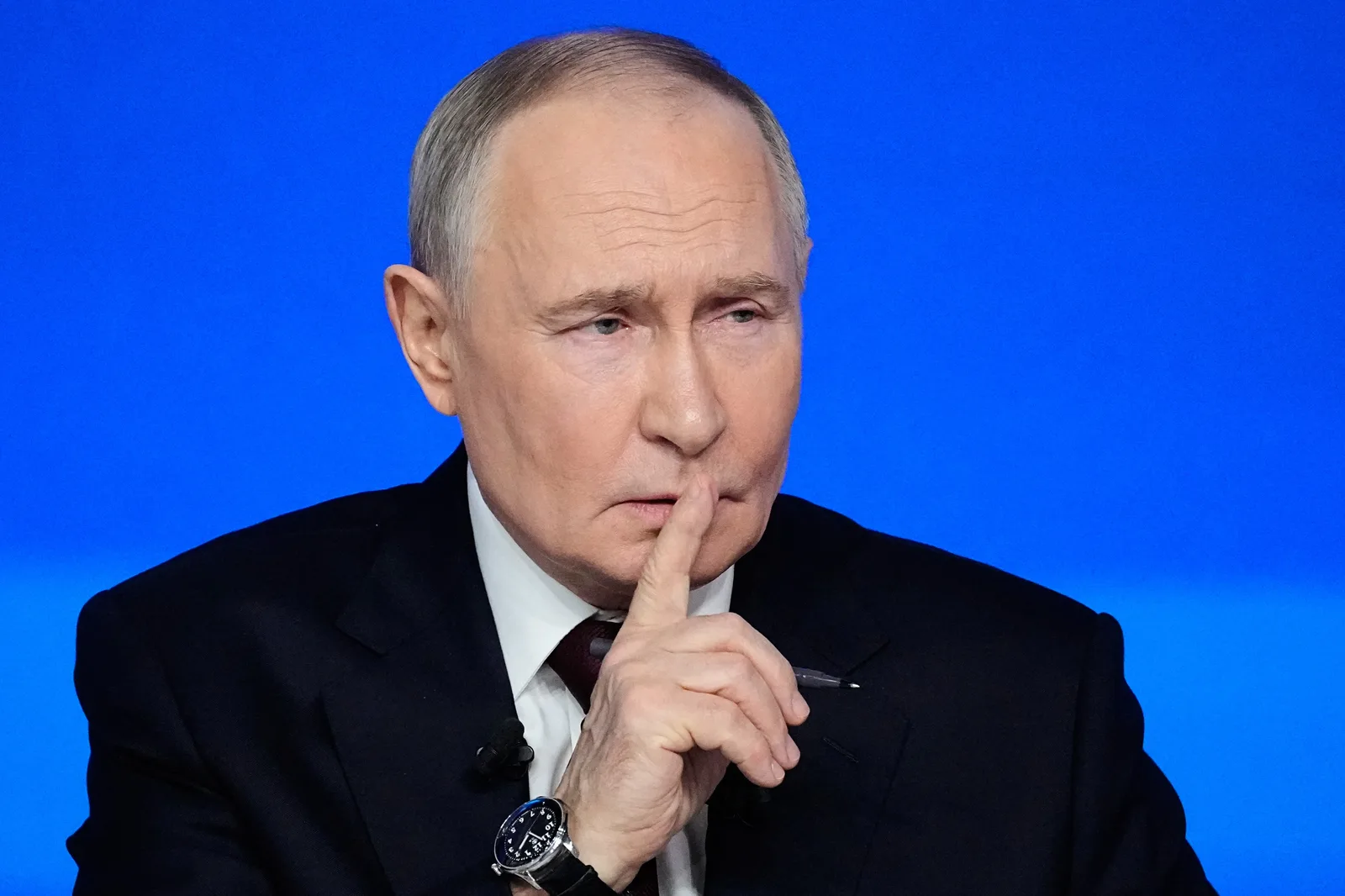 Vladimir Putin ascultând cererile industriei ruse în contextul atacurilor cu drone.