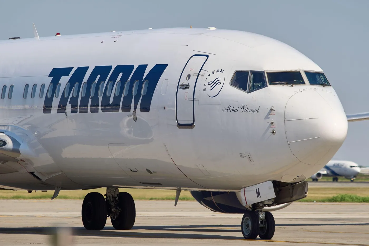 Aeronava TAROM pe pista de decolare, simbol al dificultăților financiare.