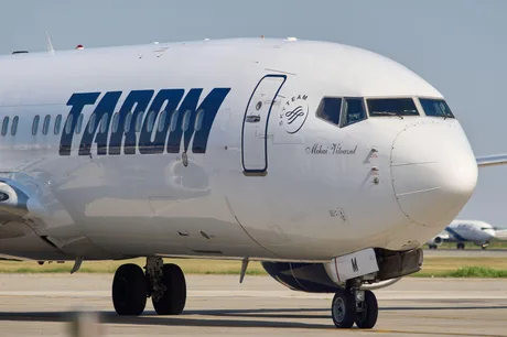 Aeronava TAROM pe pista de decolare, simbol al dificultăților financiare.