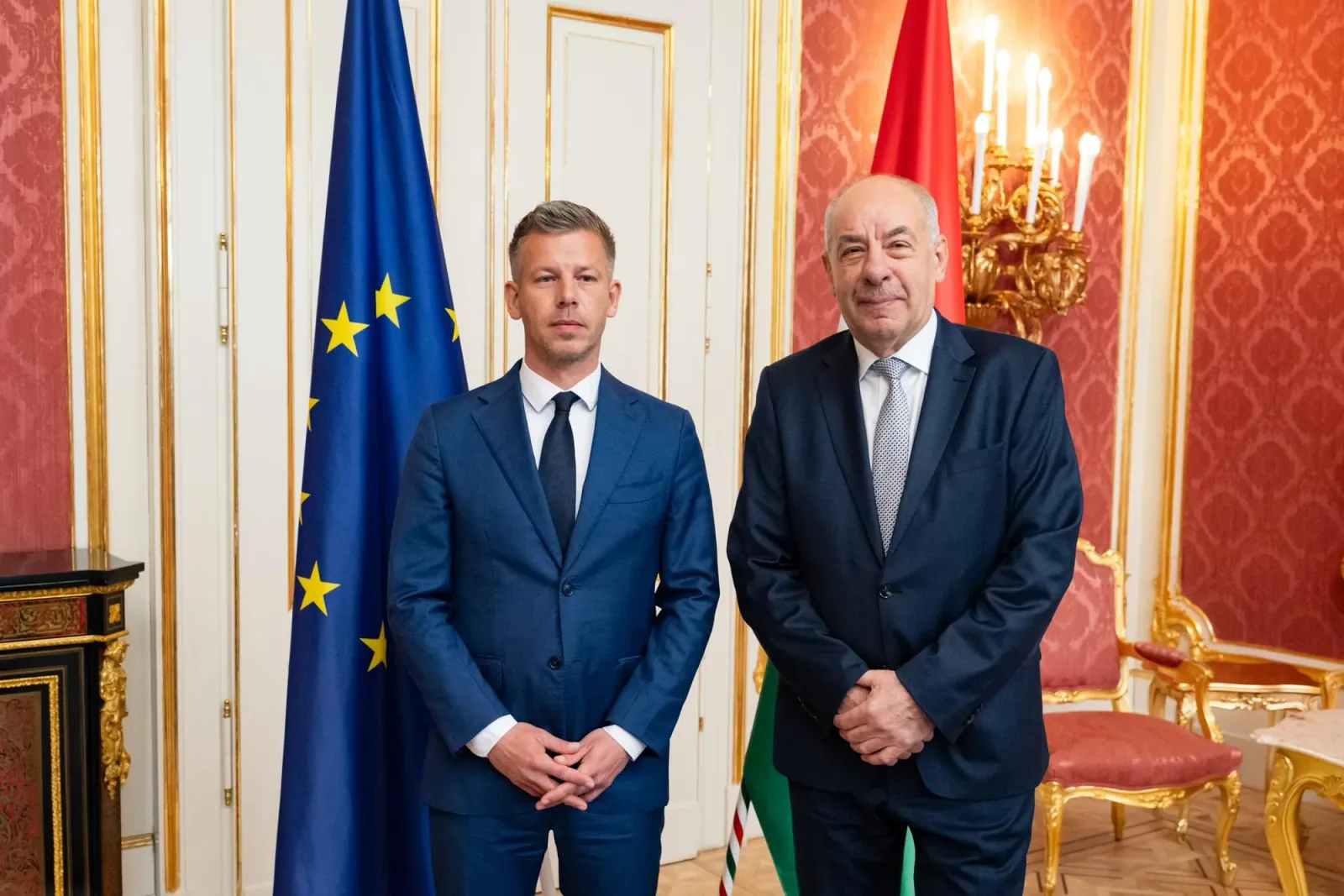 Tamas Sulyok și Peter Magyar în fața drapelului Ungariei.