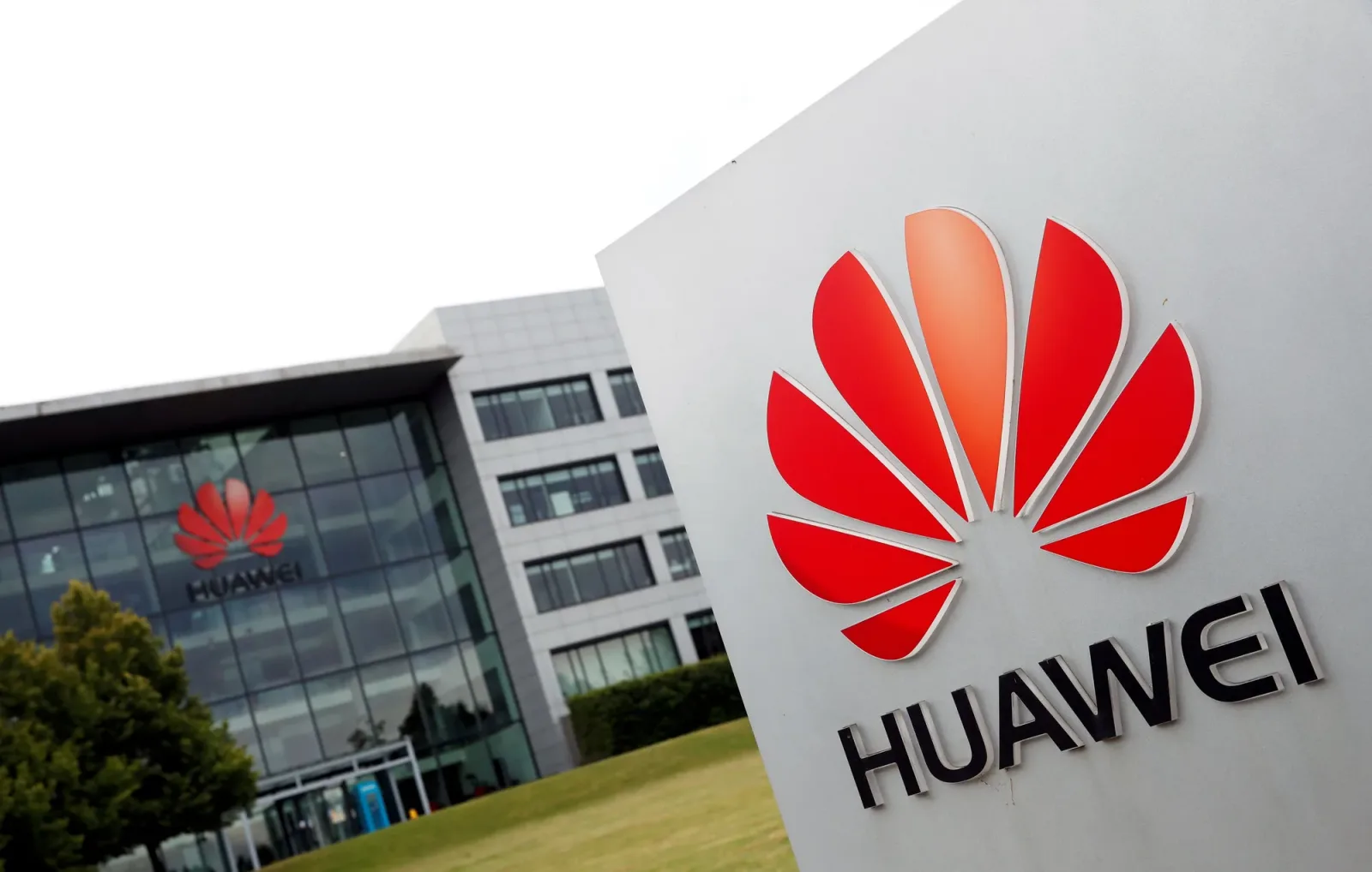 Logo-ul Huawei pe clădirea sediului companiei din China.