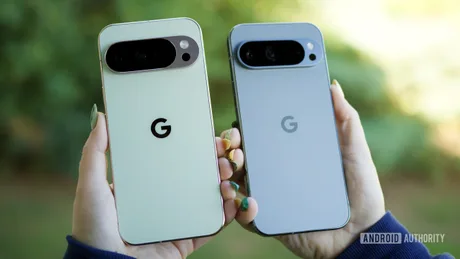 Două telefoane Pixel în mână, pregătite pentru actualizarea Android 17.