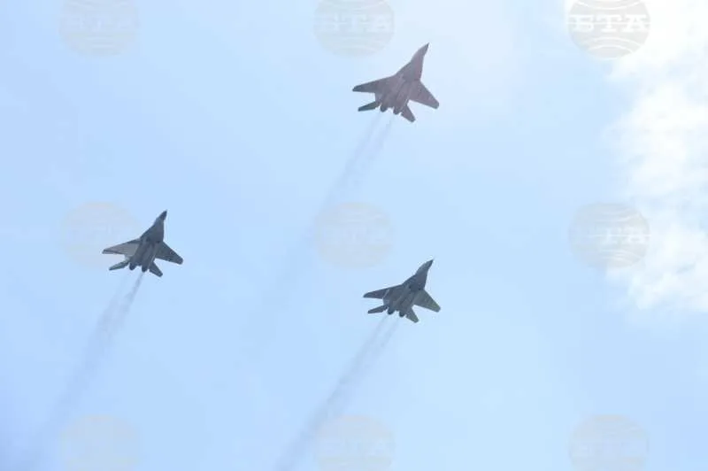 Avioane de vânătoare în zbor, simbolizând cooperarea militară între țări.