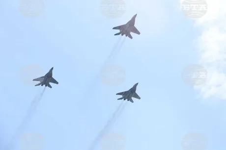 Avioane de vânătoare în zbor, simbolizând cooperarea militară între țări.