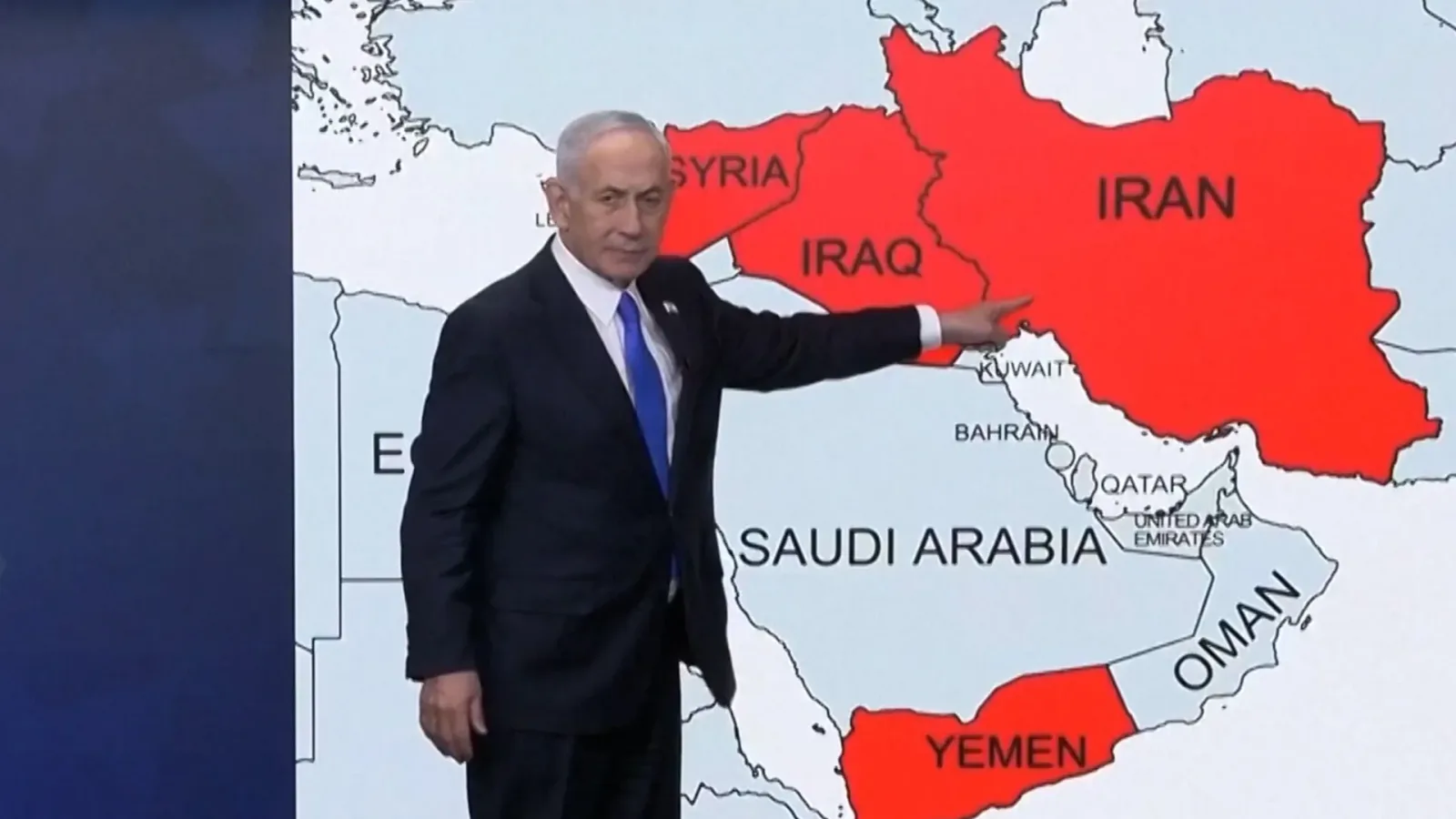 Netanyahu discută despre tensiunile din Orientul Mijlociu pe o hartă.