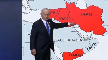 Netanyahu discută despre tensiunile din Orientul Mijlociu pe o hartă.
