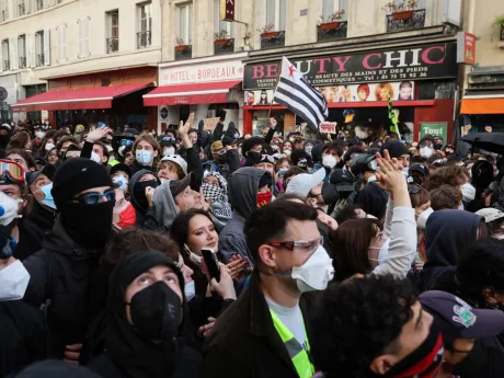 Protest național în Franța, cu tineri și activiști în stradă, cerând schimbări.