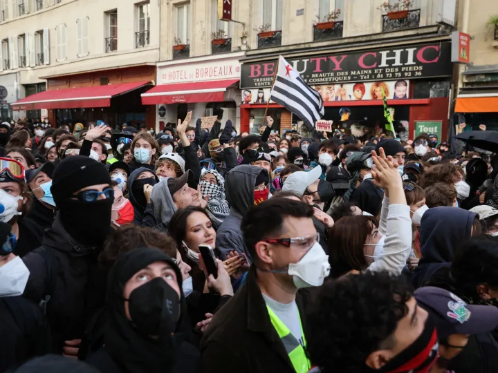 Protest național în Franța, cu tineri și activiști în stradă, cerând schimbări.