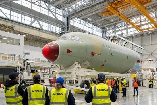 Noua linie de asamblare Airbus A320 la Toulouse, cu angajați în uniformă.