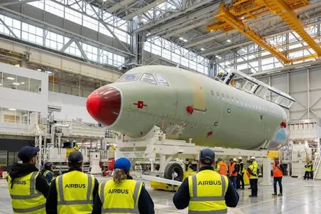 Noua linie de asamblare Airbus A320 la Toulouse, cu angajați în uniformă.