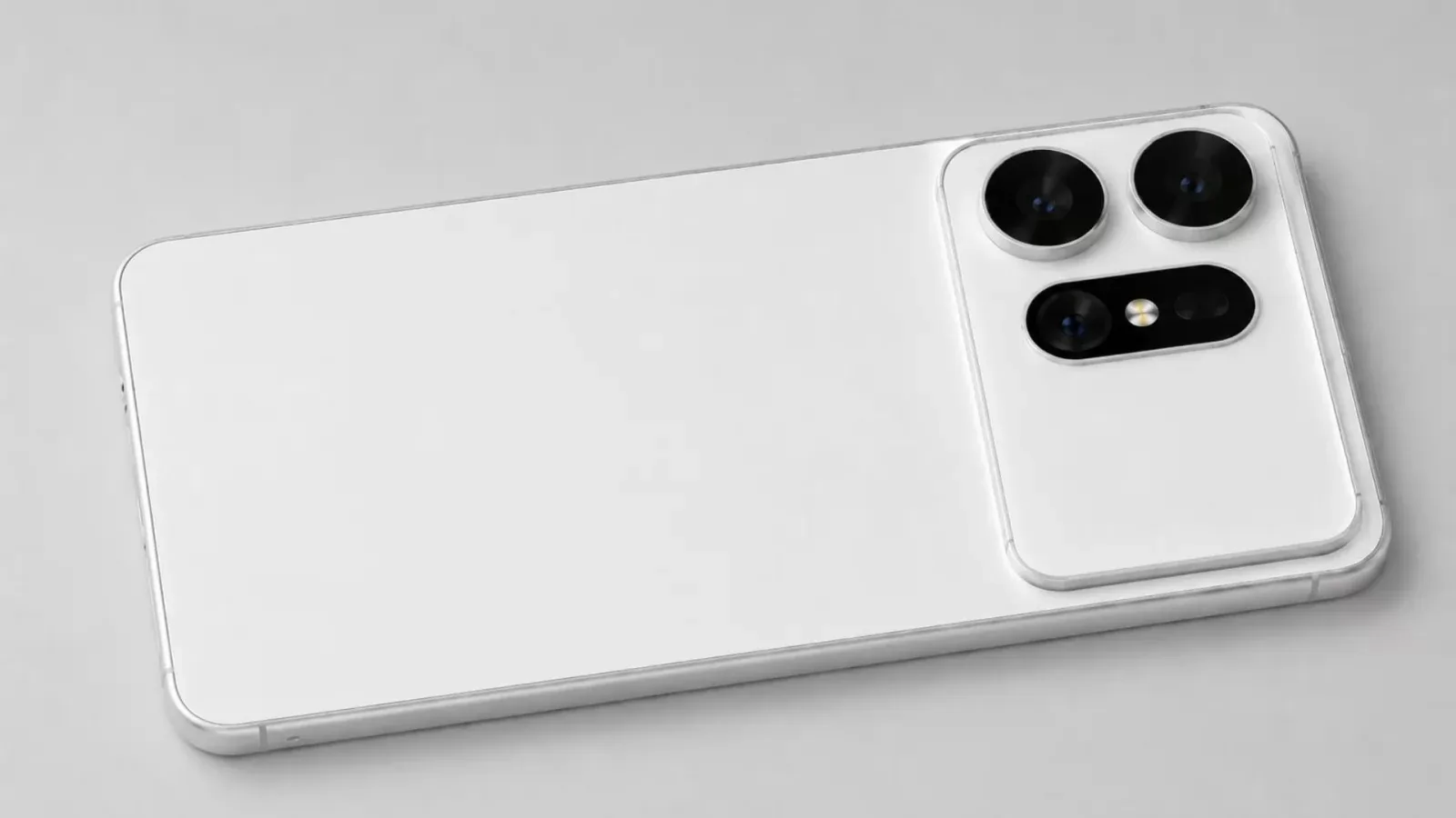 Un smartphone alb cu trei camere pe spate, așezat pe o suprafață neutră.