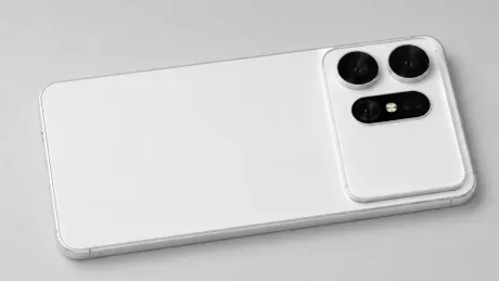 Un smartphone alb cu trei camere pe spate, așezat pe o suprafață neutră.
