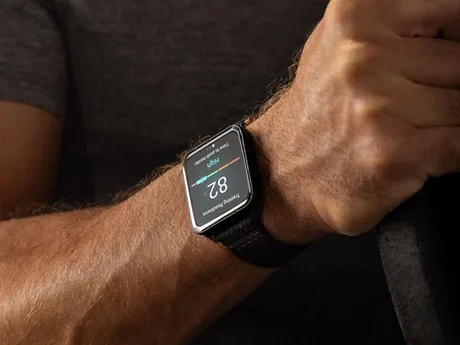 Ceas inteligent Garmin Venu X1 pe un braț, afişând date de antrenament.