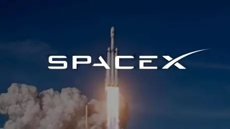 Racheta SpaceX lansându-se în spațiu, simbol al inovației tehnologice.