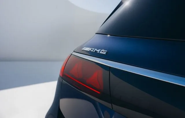 Logo AMG pe un vehicul modern, simbol al performanței și inovației.