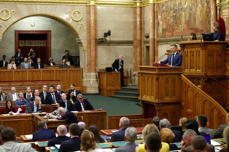 Președintele Poloniei vorbește în parlament despre steagul UPA.