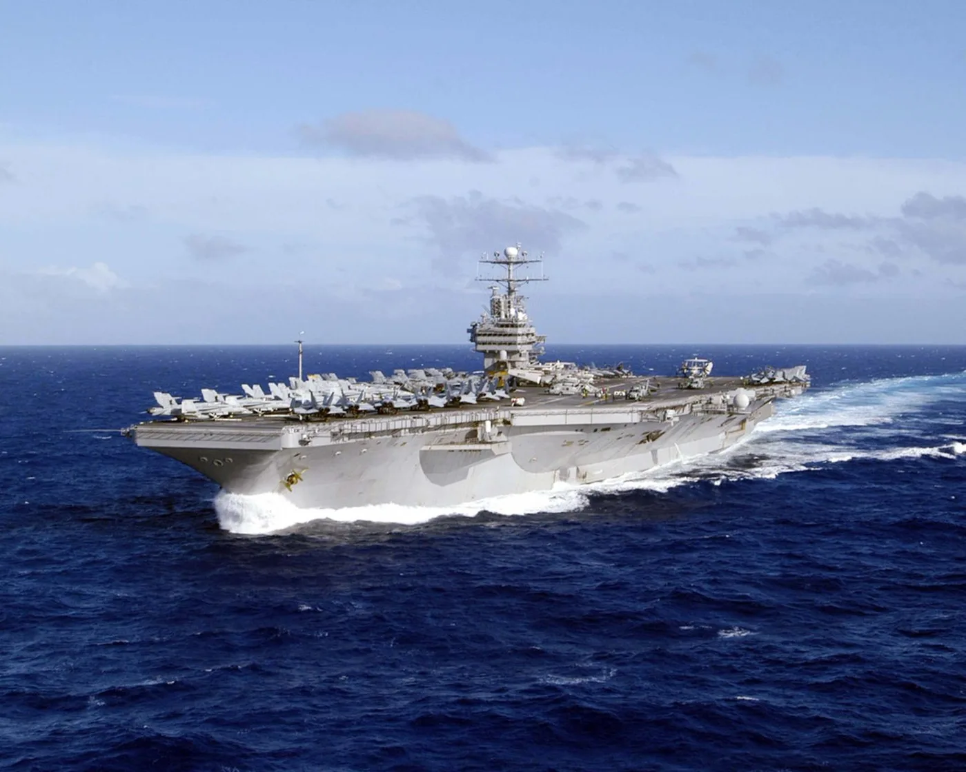 Portavionul USS Abraham Lincoln navigând pe ocean, în contextul mutării sale.
