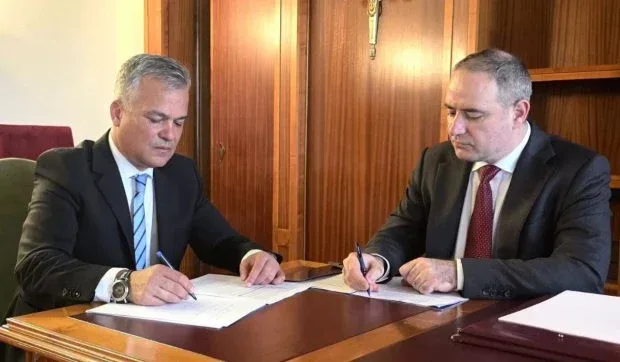 Adrian Veștea și colegul său discută despre programul de guvernare.