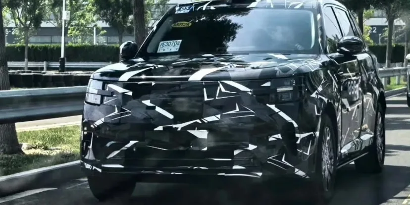 Xiaomi lansează un SUV electric cu autonomie extinsă, dedicat familiilor.