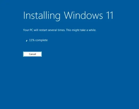 Ecran de instalare Windows 11 cu progresul de 11% complet.