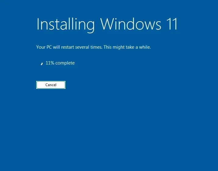 Ecran de instalare Windows 11 cu progresul de 11% complet.