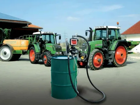 Tractoare agricole pregătite pentru lucru în câmp.