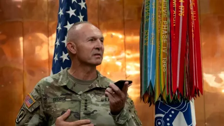 Oficial militar american discutând despre tensiuni politice și religioase.