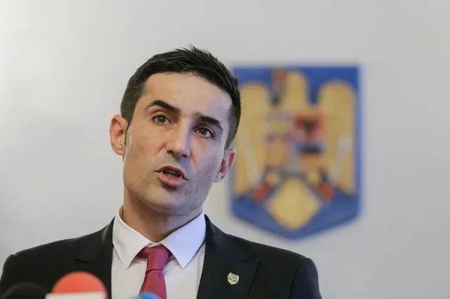 Claudiu Manda discută despre negocierile pentru guvernare în Parlament.