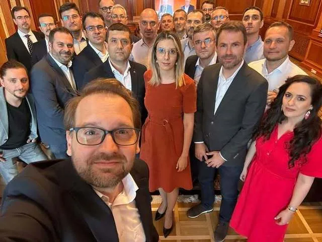 Reuniune a membrilor USR pentru susținerea lui Dominic Fritz în fața provocărilor legale.