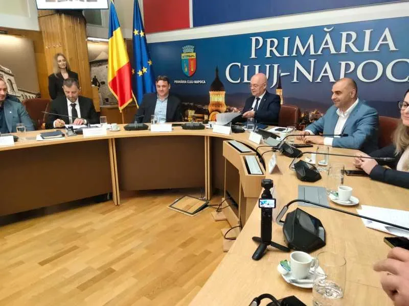 Emil Boc discutând despre organizarea competiției la Primăria Cluj-Napoca.
