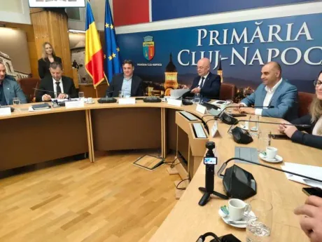 Emil Boc discutând despre organizarea competiției la Primăria Cluj-Napoca.