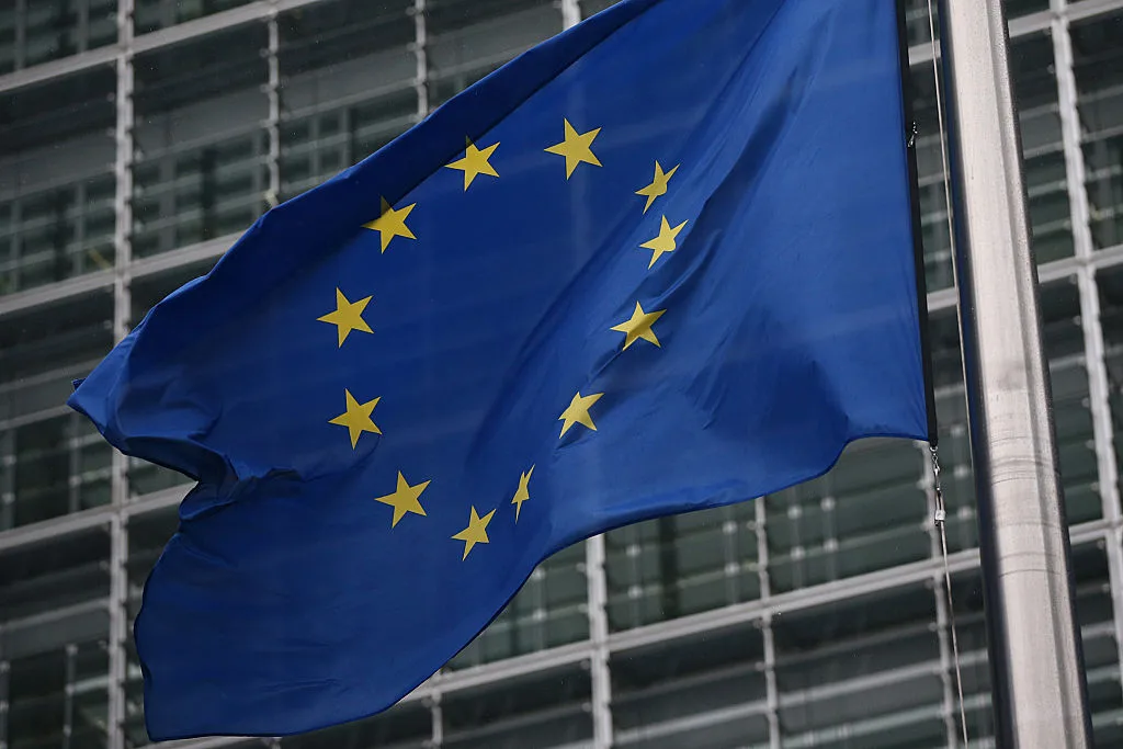Steagul Uniunii Europene fluturând în fața clădirii instituției.