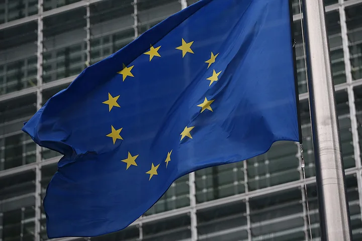 Steagul Uniunii Europene fluturând în fața clădirii instituției.