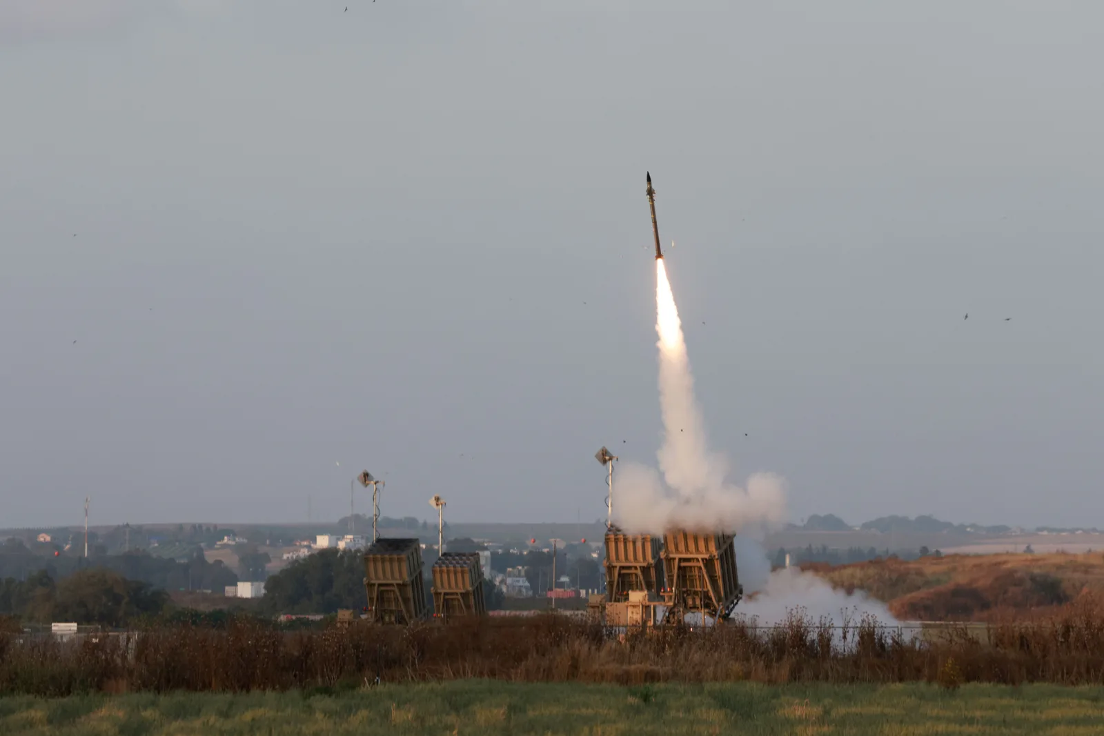 Sistemul Iron Dome interceptând rachete în Emiratele Arabe Unite.