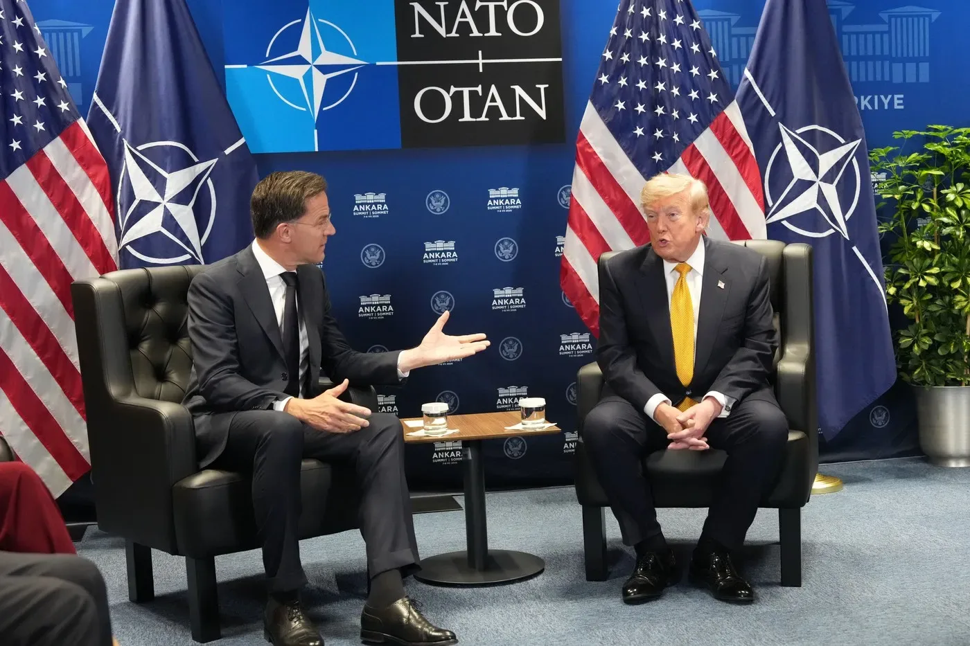 Donald Trump discută despre relațiile comerciale cu Spania la summitul NATO.