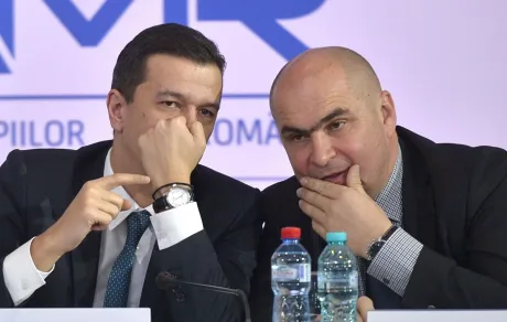 Sorin Grindeanu și un coleg discutând despre guvernare.