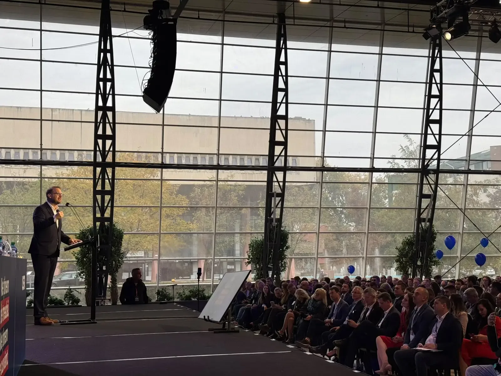 Dominic Fritz susține un discurs la Congresul USR, în fața susținătorilor.