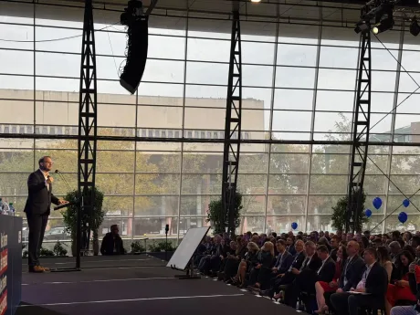 Dominic Fritz susține un discurs la Congresul USR, în fața susținătorilor.