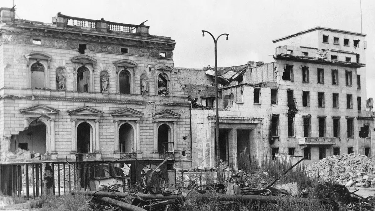 Ruinele unui buncăr din epoca nazistă, simbol al istoriei Berlinului.